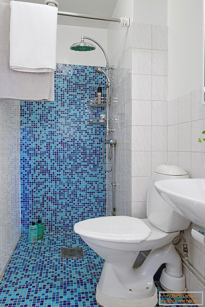 Modré mozaiky na toaletu