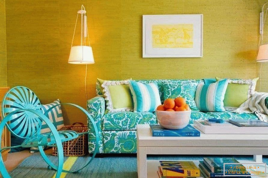 Kombinace tyrkysové a žluté v obývacím pokoji
