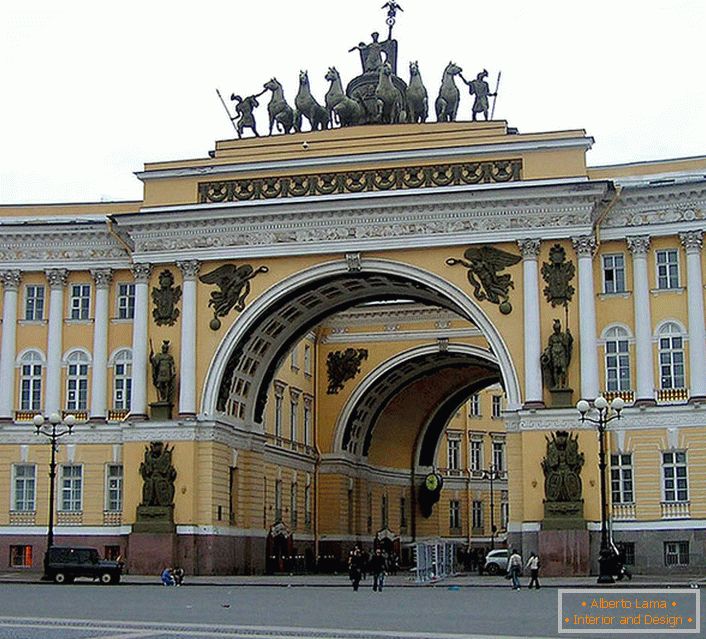Velkolepé architektonické výtvory ve stylu ruské říše jsou zachovány s úctou od roku k roku.