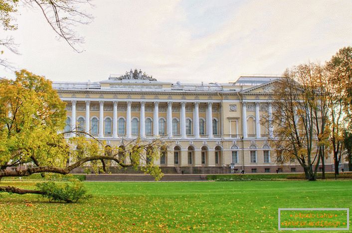 Luxusní Mikhailovský palác v empírovém stylu v Petrohradě.