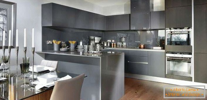 Styl minimalismu v interiéru velké kuchyně. Pracovní plocha je šedá.