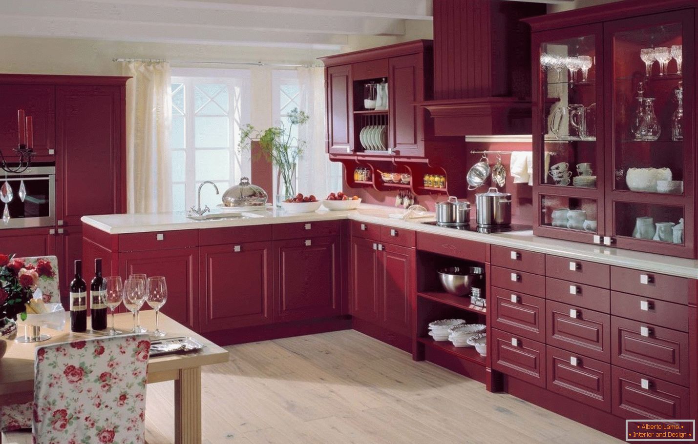 Kuchyňský nábytek v barvě burgundské