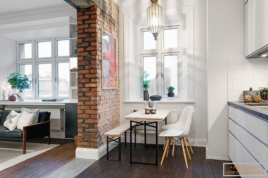 Klenba neupraveného zdiva rozděluje prostor do obývacího pokoje a kuchyně