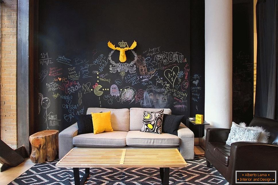 Malovaná černá stěna ve vnitřním prostoru obývacího pokoje