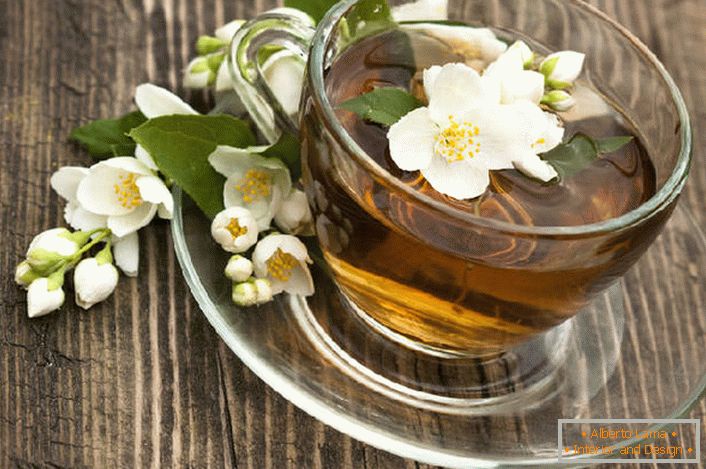 Historie popularity čaje s jasmínem je spojena s čínskými léčiteli, kteří tvrdili, že jasmín má vlastnosti afrodiziaka, což pomáhá ženám stát se žádoucími. 