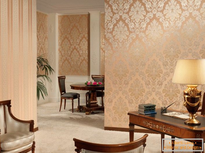 Přísný pás a ozdobné vzory zlaté barvy, na jemné broskvové tapety v barokním stylu kanceláře.