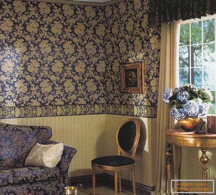 Tmavě modrá barokní obývací pokoj. Vzorek na tapetu odráží ornament na čalounění pohovky.
