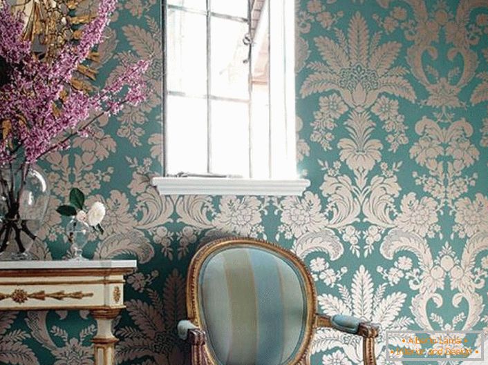 Jemné modré barvy se vzory zlaté barvy. Nábytek s vyřezávanými rukojetí, lemovací zrcadla jsou vyrobeny v nejlepších barokních tradicích.
