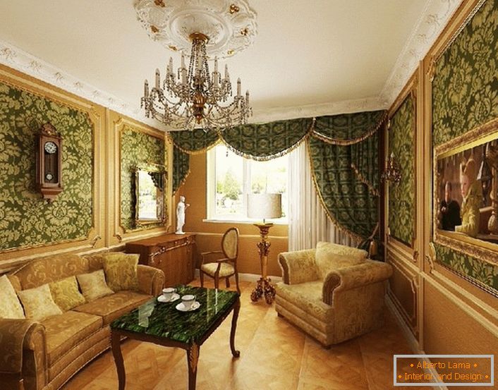 Tmavě zelená tapeta se zlatými vzory - ideální pro barokní obývací pokoj.