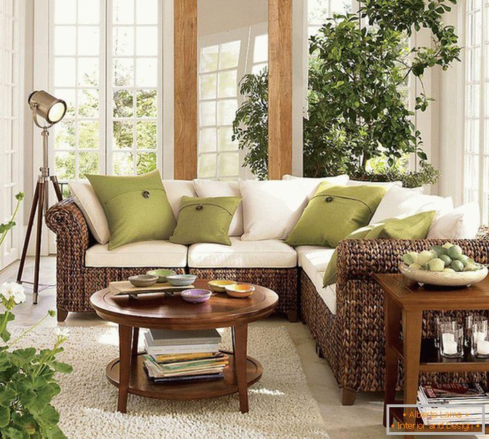 Velká okna s dřevěnými rámy umožňují v obývacím pokoji v ekologickém stylu dostatečné množství slunečního světla, které by mělo převládat v místnosti.