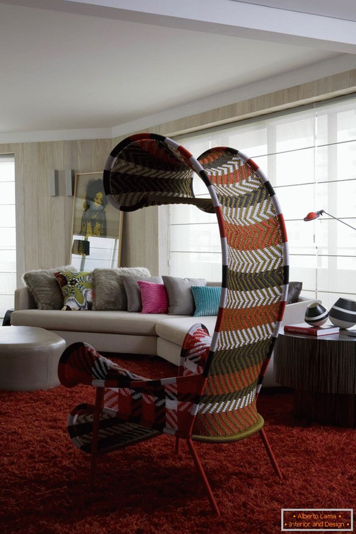 Designový model nábytku pro obývací pokoj v ekologickém stylu - křeslo v textilním provedení s kabátem.