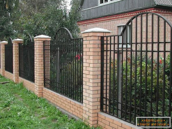 Elegantní modulární plot pro malou vilu je považován za nejpřijatelnější variantu. 