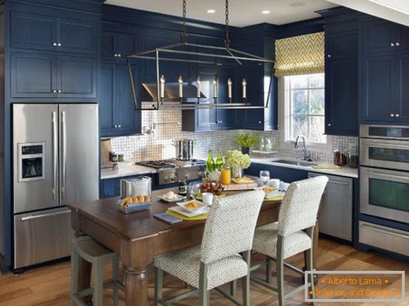 Navrhněte indigo barevné kuchyně