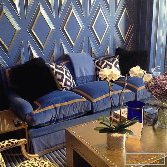 Kombinace modrých a zlatých barev v interiéru