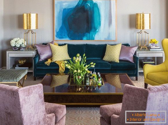 Návrh obývacího pokoje: kombinace luxusních odstínů a zlata