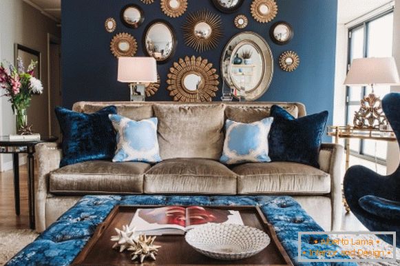 Modrý nástěnný a čalouněný nábytek v obývacím pokoji