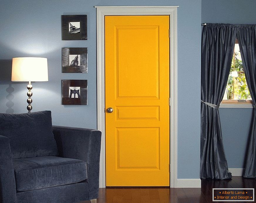 Modré stěny a žluté dveře