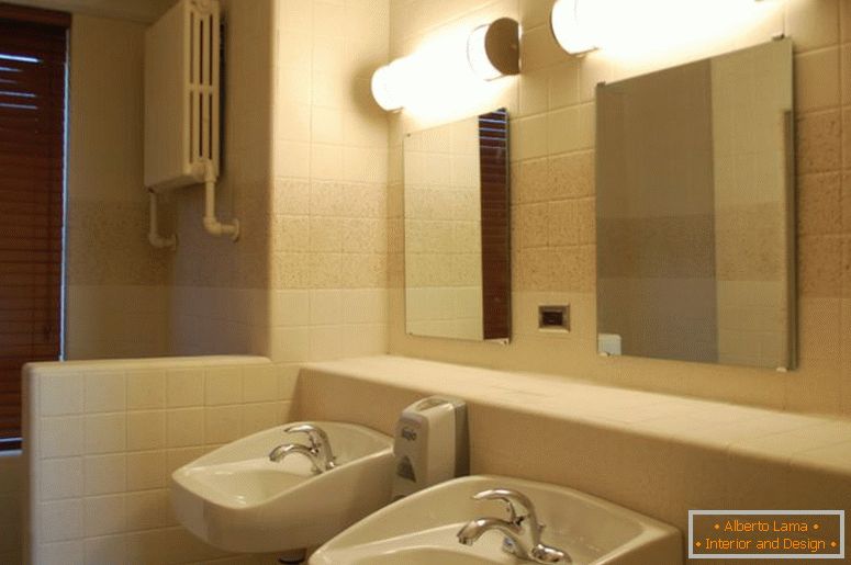 vznešené interiérové ​​nápady z úzké koupelny ukazující dvojité bílé porcelánové umyvadlové čtvercové stěnové zrcadla bezrámové použití plovoucí osvětlovací svítidla