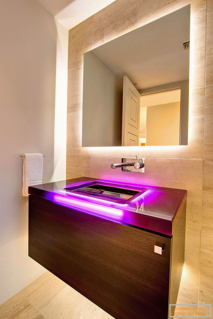 koupelna-interiér-led-světlo-stěna-zrcadlo-pro-moderní-koupelna-kombinovaný-s-hnědý-překližka-dýha-plovoucí-vanity-kabinet-s-purpurové-dřez-márnost- světla-744x1117