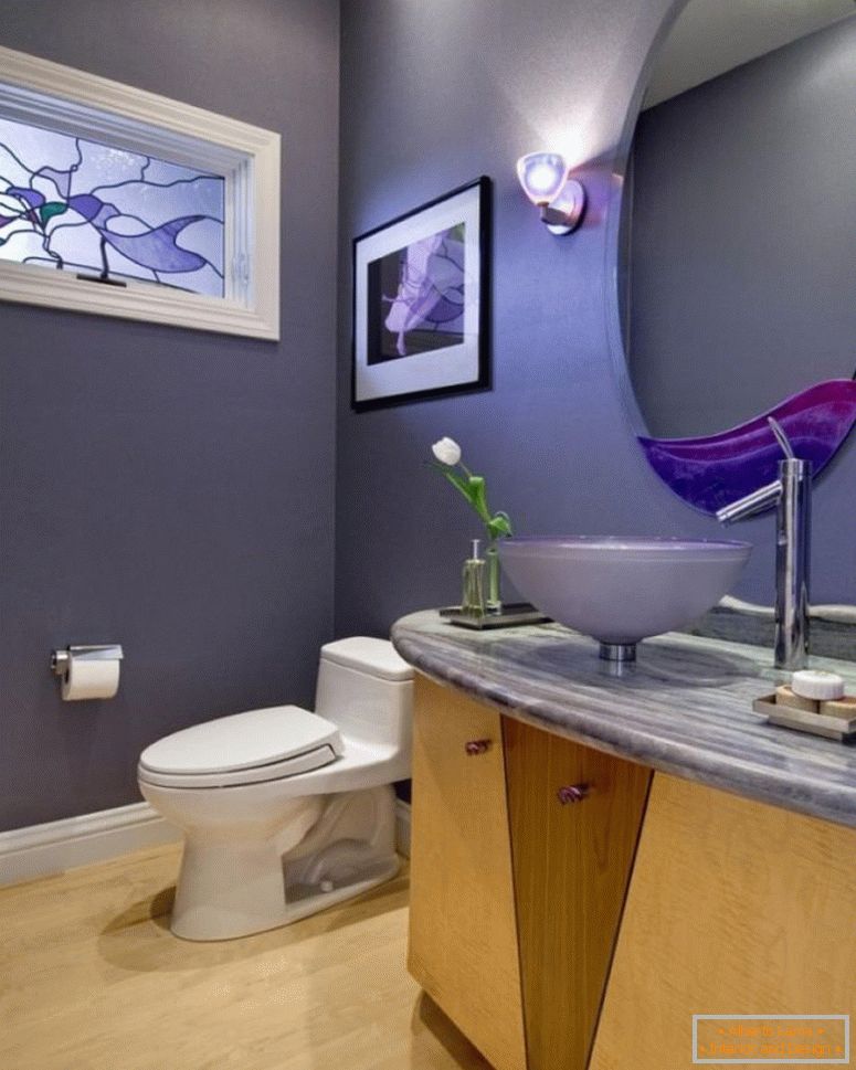 exotické-šedé práškové místnosti-myšlenka-s-bílé-toaletní-plus-akrylátové-umyvadlo-plus-kruhové zrcadlo-blízko-stěna lampy