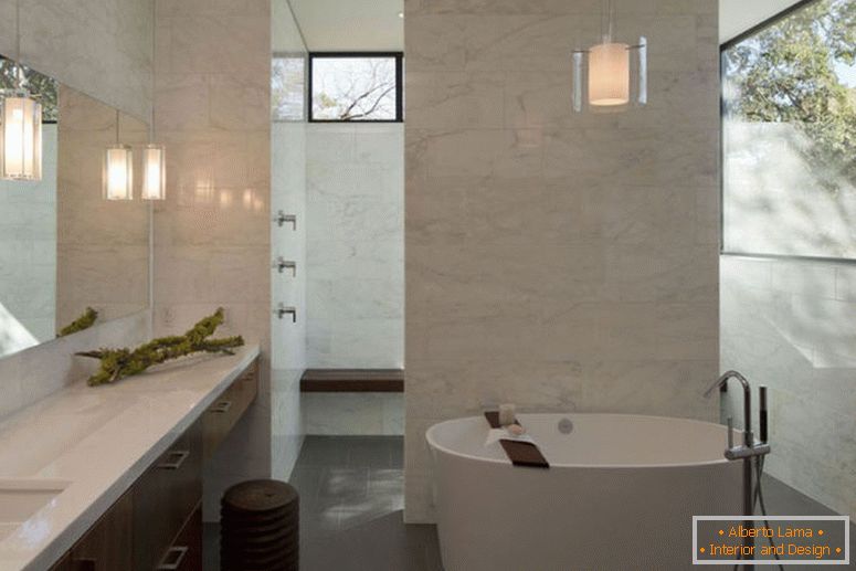 stylová mramorová koupelna-pro-soukromé-nebe-aura-s-lázeň-prostor-použití-kulatý-bílý-vana-závěsná lampa-nad-také-near-mirror-jako-umyvadlo lampy