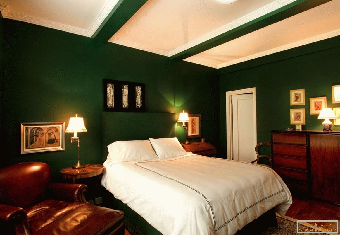 Bílá, tmavě zelená a dřevo jsou ideální kombinací pro ložnici
