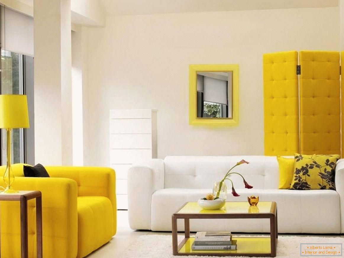 Jasně žluté kusy nábytku