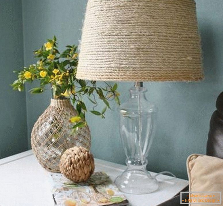 Váza, lampa a zásobník na stole