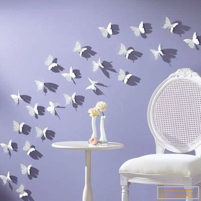 Bílé motýly na zdi