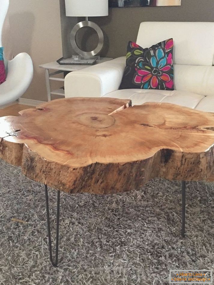 Velký konferenční stolek z přírodního dřeva