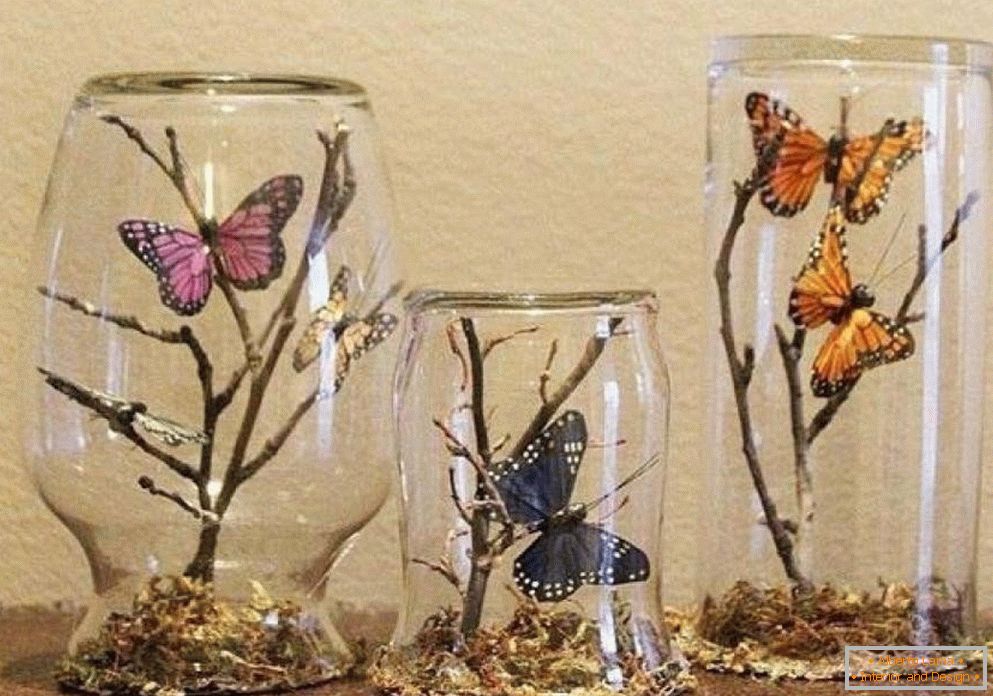 Motýli v sklenicích