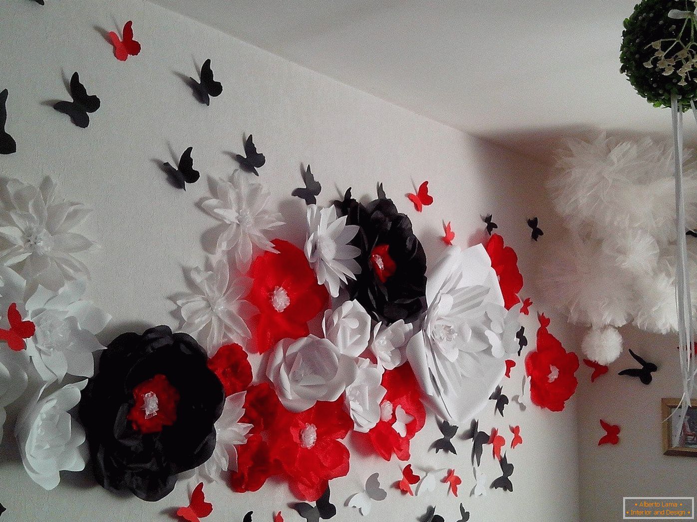 Květiny a motýly na zdi