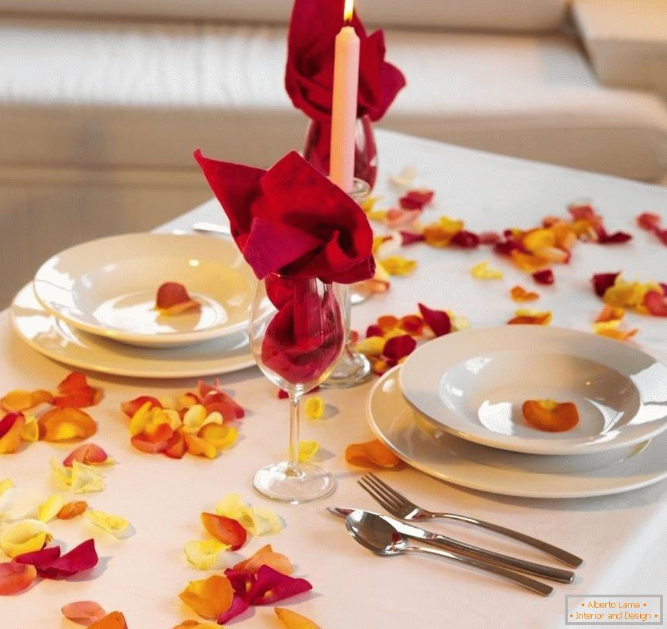 Jednoduchá dekorace stolu s okvětními lístky růží