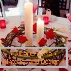 Dekorace stolu se svíčkami a okvětními lístky růží