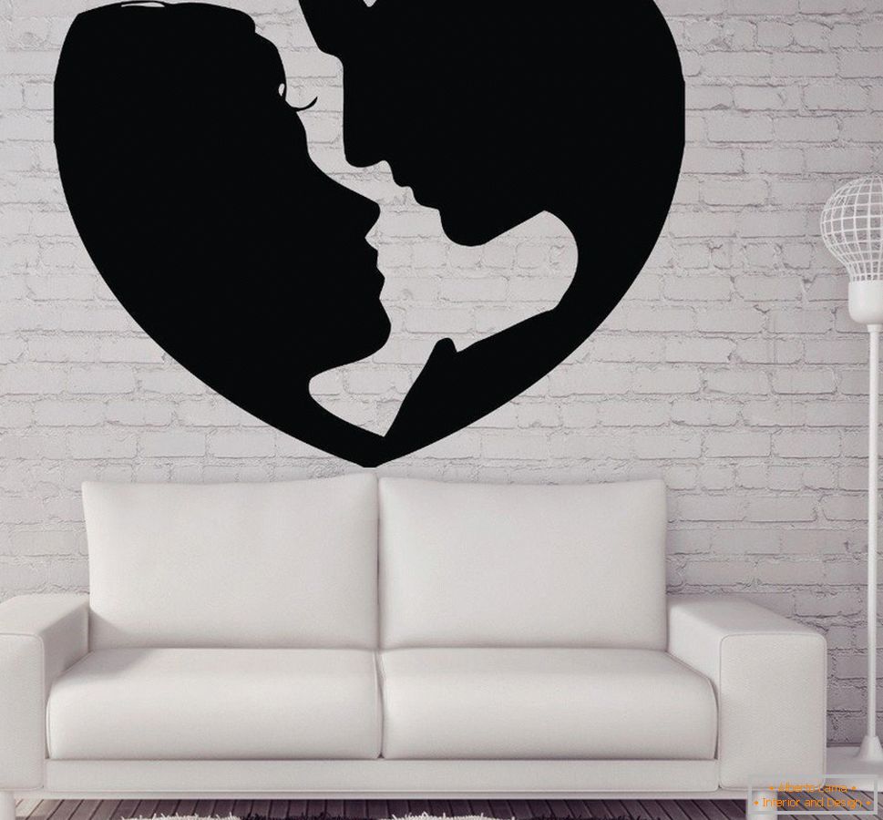 Dekorace na stěně s profilem páru v lásce