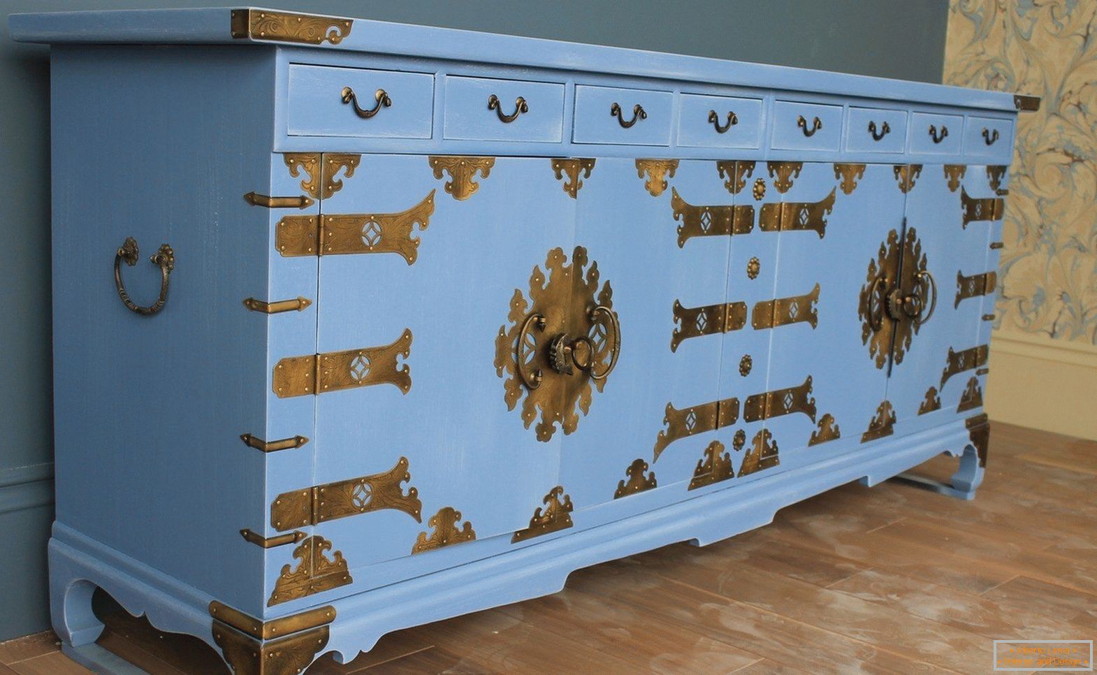 Modrá komoda s bronzovým dekorem