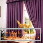 Lehký interiér s fialovými závěsy