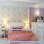 Interiér bílo-fialové ložnice