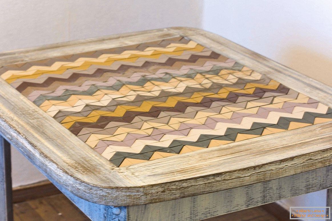 Stárlovaný stůl s mozaikou