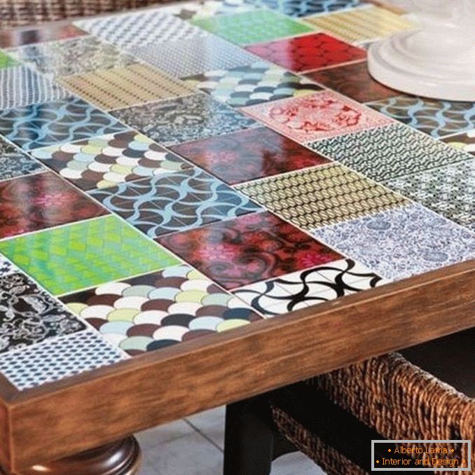 Stůl z keramické dlaždice
