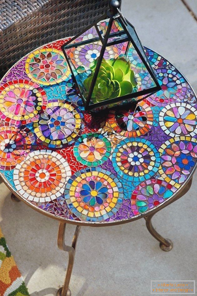Dekorační stůl s barevným sklem