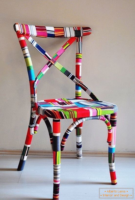 Vkládání židle s barevnými samolepkami