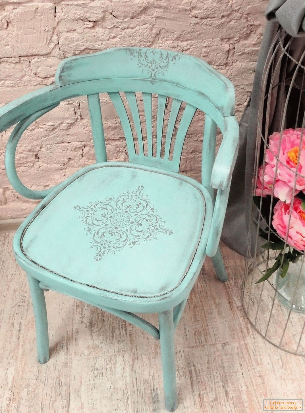 Dekorová stolička se šablonou a barvou