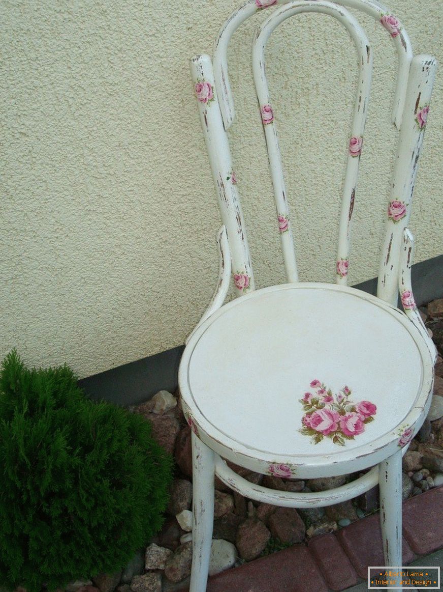 Židle je vyzdobena ve stylu Provence