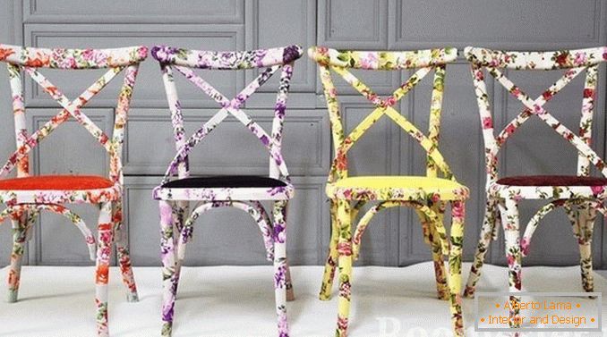 Vícebarevné židle vyrobené v jedné technice