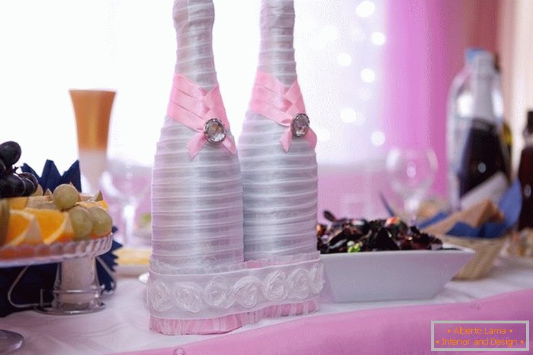 Dekorace svatebních lahví лентами