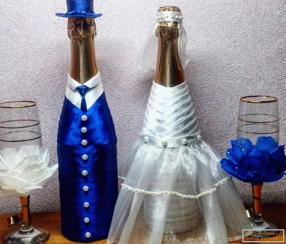 Svatební lahve v oblecích nevěsty a ženicha