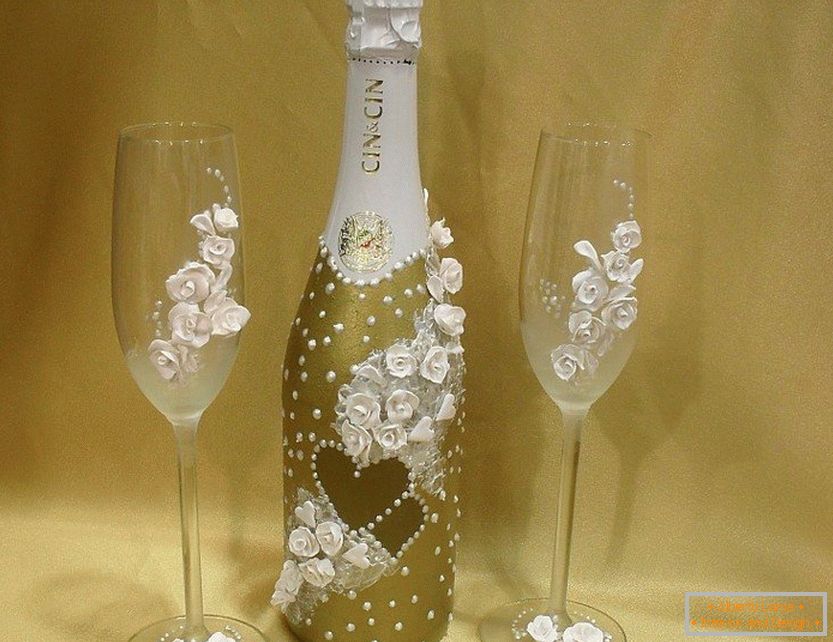 Dekorace láhve a sklenice na víno s růží a korálky