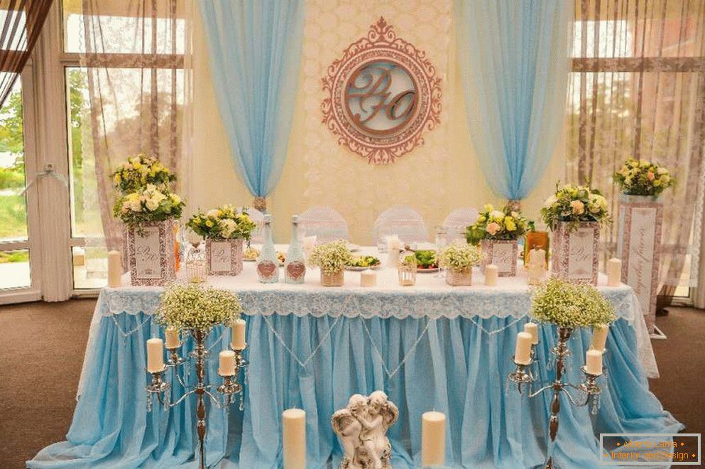 Andělé a svíčky na svatebním stole