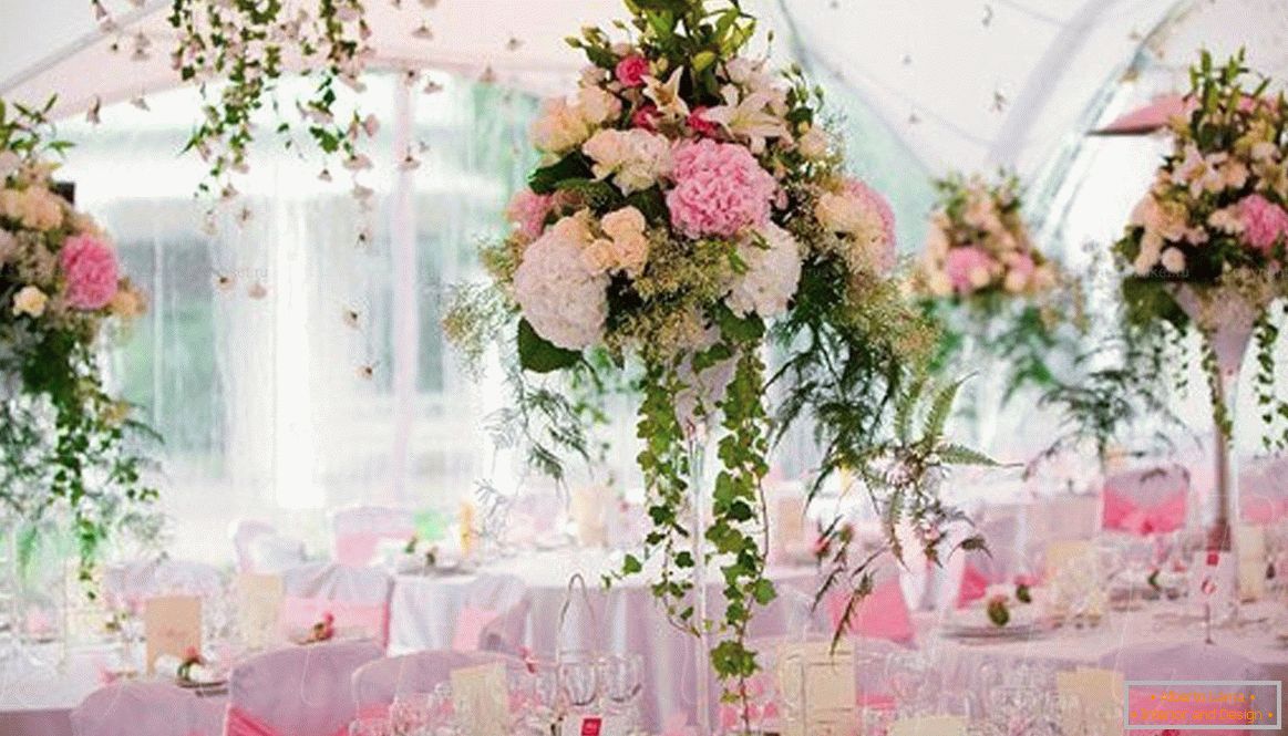Dekorace svatební síně s čerstvými květinami